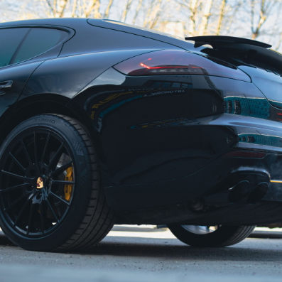 Оклейка Porsche Panamera в цветной полиуретан Sunmax 38 Black Gloss Color PPF