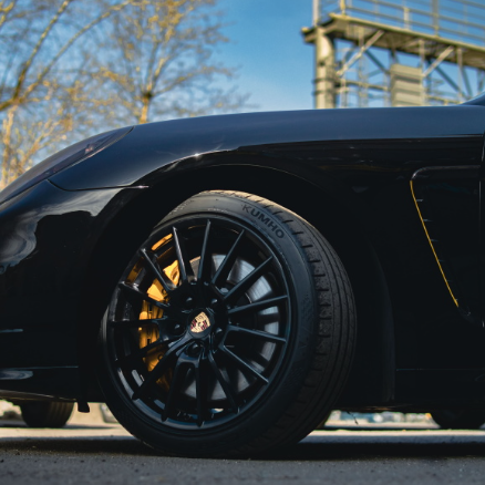 Оклейка Porsche Panamera в цветной полиуретан Sunmax 38 Black Gloss Color PPF