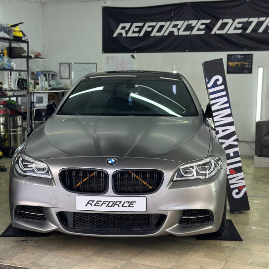 Оклейка BMW цветным защитным полиуретаном Sunmax Silver Matt 25 Color PPF