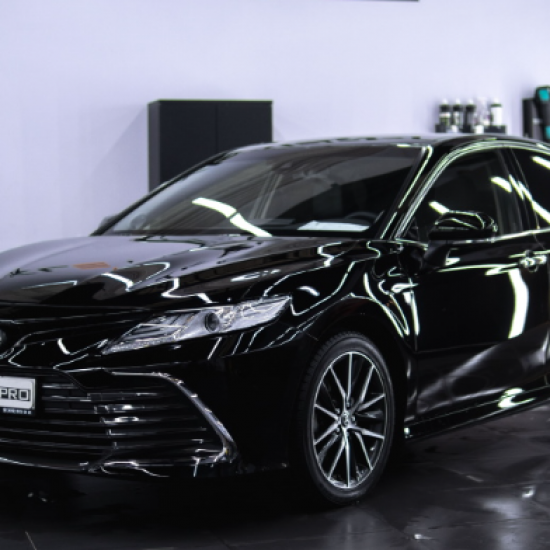 Оклейка Toyota Camry цветным полиуретаном Sunmax 38 Black Gloss Color PPF