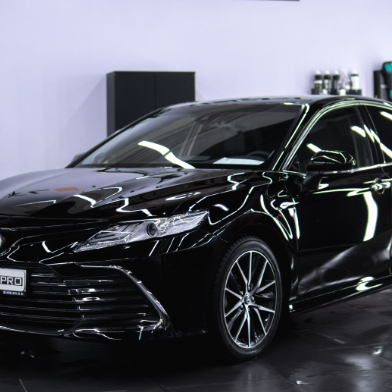 Оклейка Toyota Camry полиуретаном Sunmax 38 Black Gloss Color PPF