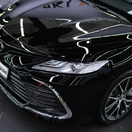 Оклейка Toyota Camry полиуретаном Sunmax 38 Black Gloss Color PPF