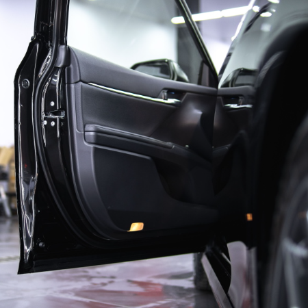 Оклейка Toyota Camry полиуретаном Sunmax 38 Black Gloss Color PPF