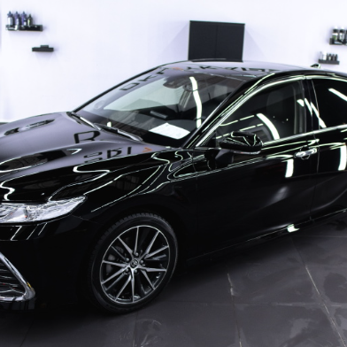 Оклейка Toyota Camry полиуретаном Sunmax 38 Black Gloss Color PPF