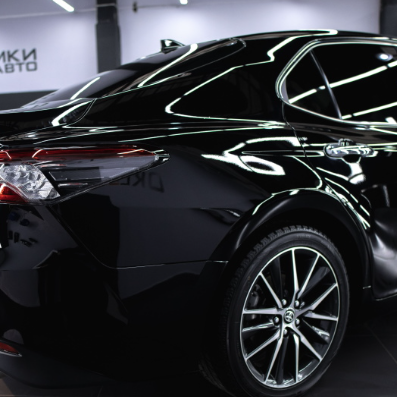 Оклейка Toyota Camry полиуретаном Sunmax 38 Black Gloss Color PPF