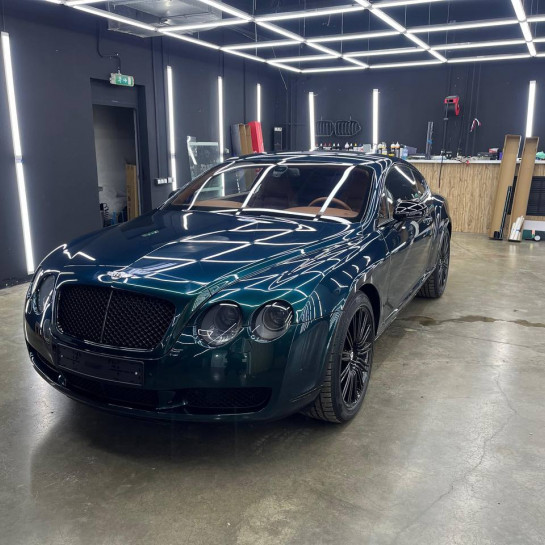 Оклейка автомобиля Bentley цветным полиуретаном Sunmax  цвет Shiny Green