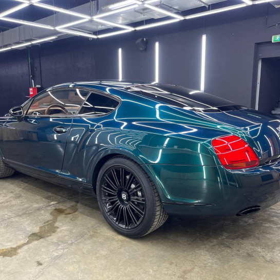 Оклейка автомобиля Bentley цветным полиуретаном Sunmax  цвет Shiny Green