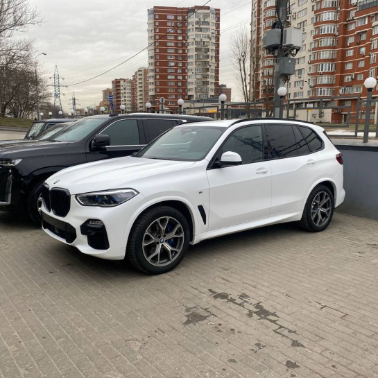 Оклейка BMW защитным полиуретаном Sunmax цвета White Matt Pearl Color PPF