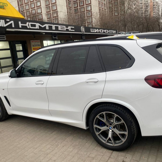 Оклейка BMW защитным полиуретаном Sunmax цвета White Matt Pearl Color PPF