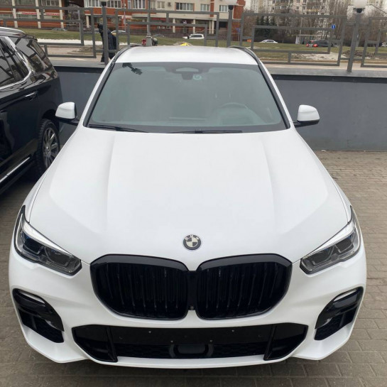 Оклейка BMW защитным полиуретаном Sunmax цвета White Matt Pearl Color PPF