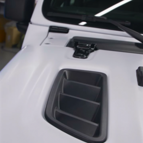 Оклейка кузова Jeep Wrangler цветным полиуретаном Sunmax 36 Matt White Pearl Color PPF