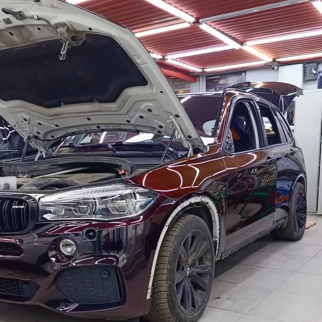 Оклейка BMW цветным защитным полиуретаном 18 Black Red Color PPF