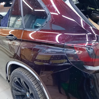 Оклейка BMW цветным защитным полиуретаном 18 Black Red Color PPF