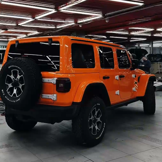 Оклейка Jeep Wrangler защитным полиуретаном Sunmax 6 Lotus Orangе Color PPF 