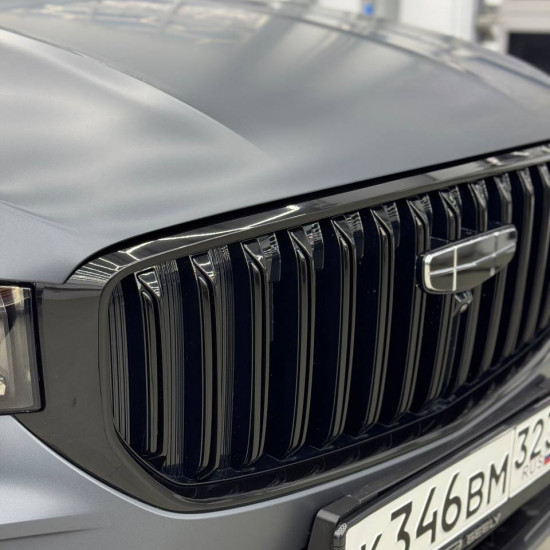 Оклейка Geely Monjaro цветным полиуретаном Sunmax 24 Gray Matt PPF