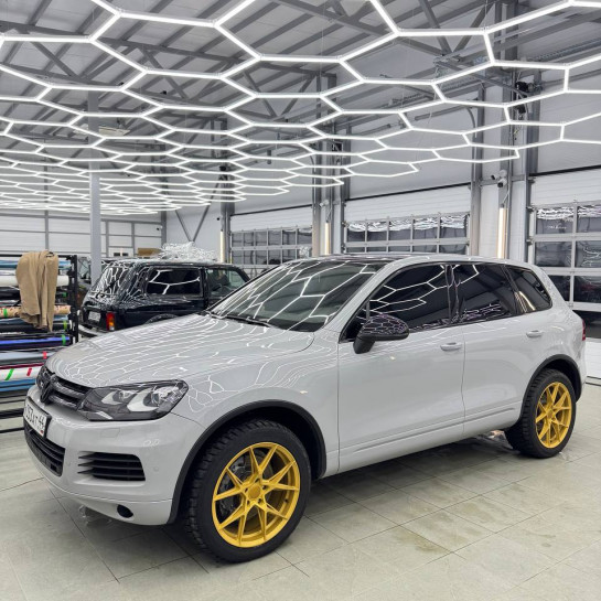 Оклейка Volkswagen цветным полиуретаном Sunmax 13 Volcano Gray Gloss PPF 