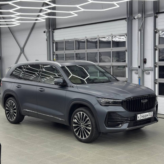Оклейка Geely Monjaro цветным защитным полиуретаном Sunmax 24 Gray Matt PPF