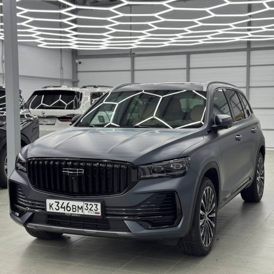 Оклейка Geely Monjaro цветным защитным полиуретаном Sunmax 24 Gray Matt PPF
