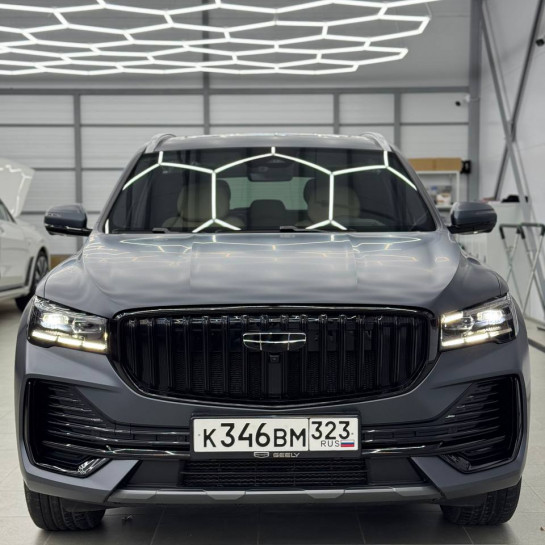 Оклейка Geely Monjaro цветным защитным полиуретаном Sunmax 24 Gray Matt PPF