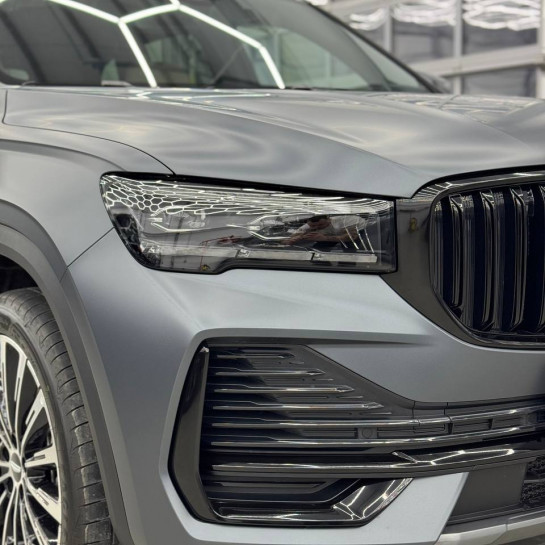 Оклейка Geely Monjaro цветным защитным полиуретаном Sunmax 24 Gray Matt PPF