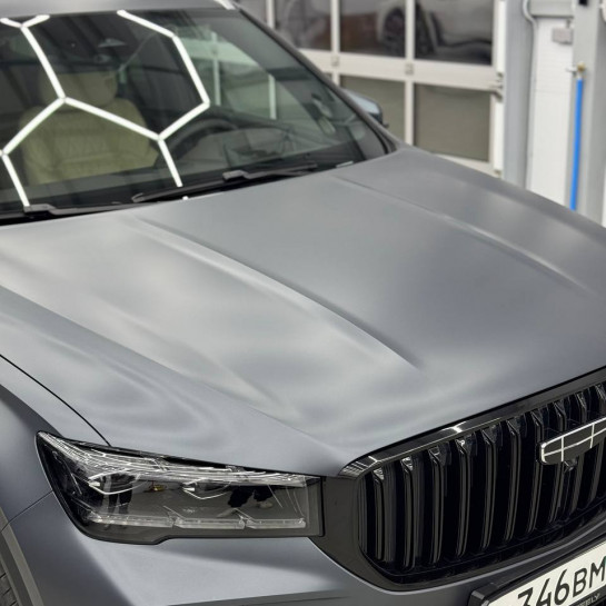 Оклейка Geely Monjaro цветным защитным полиуретаном Sunmax 24 Gray Matt PPF