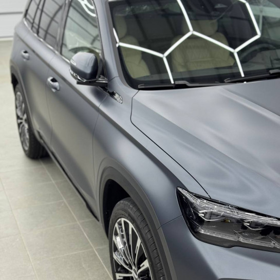 Оклейка Geely Monjaro цветным защитным полиуретаном Sunmax 24 Gray Matt PPF
