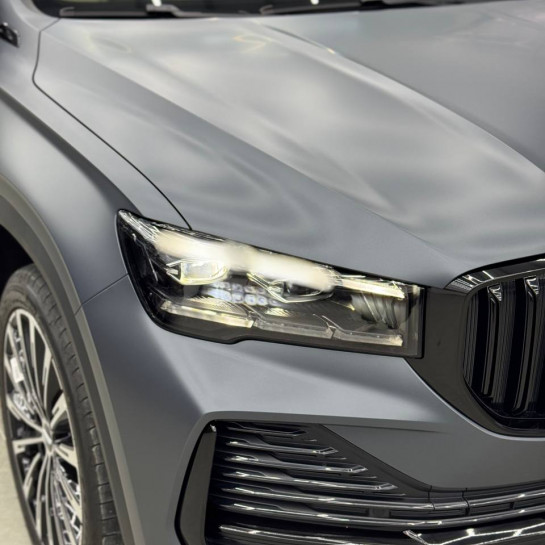 Оклейка Geely Monjaro цветным защитным полиуретаном Sunmax 24 Gray Matt PPF