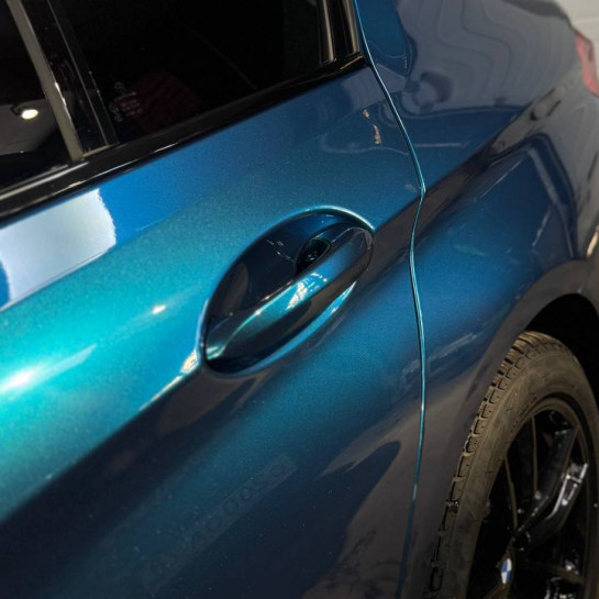 Оклейка BMW цветной полиуретановой пленкой Sunmax 27 Shadow blue Color PPF