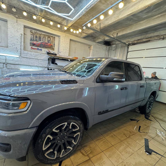 Оклейка Dodge RAM цветным полиуретаном Sunmax 16 Nardo Gray Color PPF