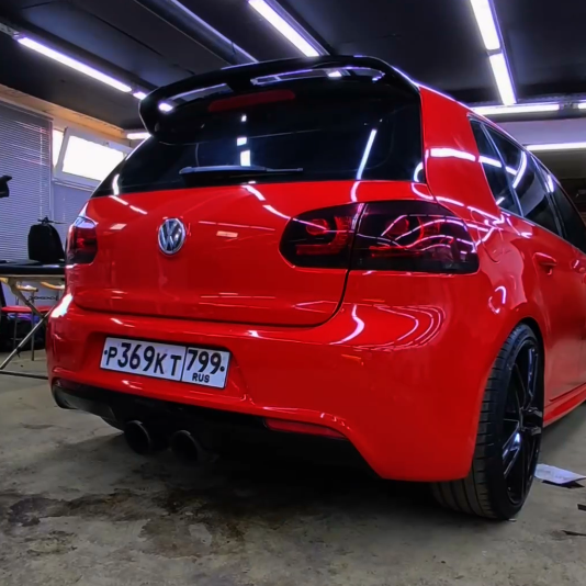 Оклейка Volkswagen цветным защитным полиуретаном Sunmax 1 Ferrari Red Gloss Color PPF