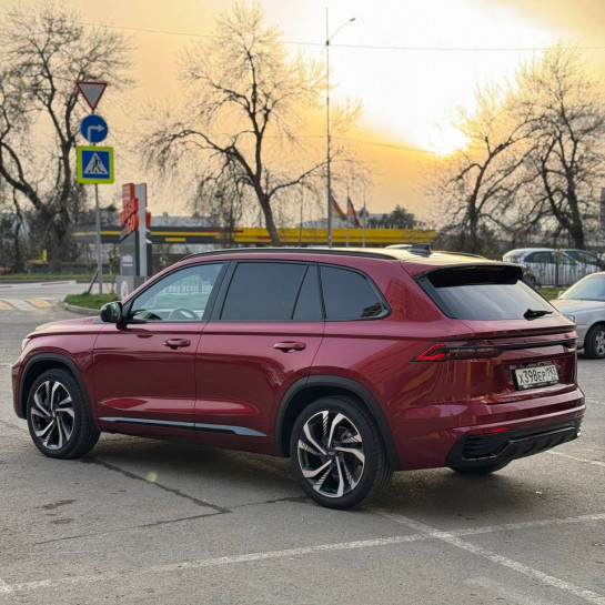 Оклейка Geely цветным защитным полиуретаном Sunmax 52 Metal Crimson Color PPF