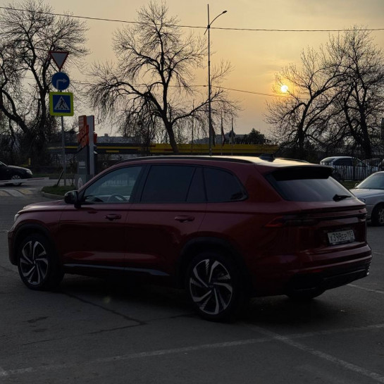 Оклейка Geely цветным защитным полиуретаном Sunmax 52 Metal Crimson Color PPF