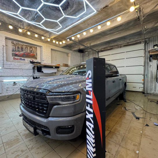 Оклейка Dodge RAM цветным защитным полиуретаном Sunmax 16 Nardo Gray Color PPF