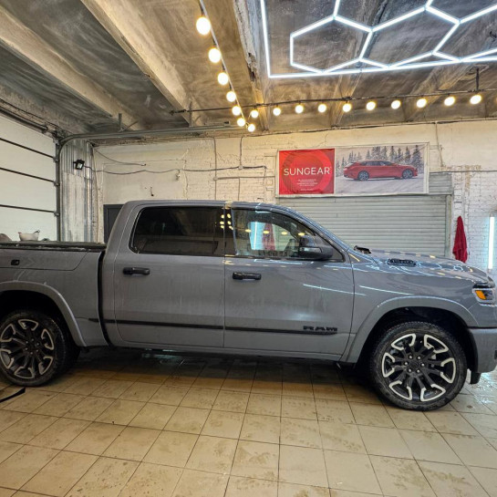 Оклейка Dodge RAM цветным защитным полиуретаном Sunmax 16 Nardo Gray Color PPF
