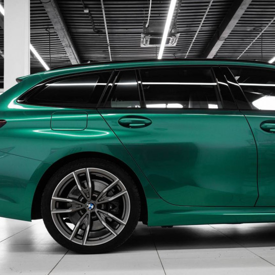 Оклейка кузова BMW цветным антигравийным полиуретаном Sunmax 49 BMW Green Color PPF