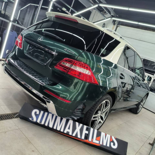 Оклейка Mercedes цветным антигравийным полиуретаном Sunmax 55 Tesla Forest Green Color PPF 