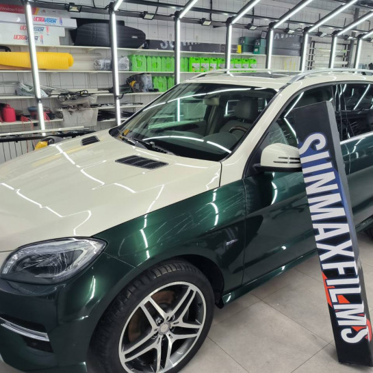 Оклейка Mercedes цветным антигравийным полиуретаном Sunmax 55 Tesla Forest Green Color PPF 