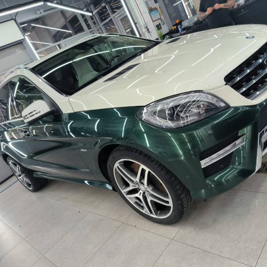 Оклейка Mercedes цветным антигравийным полиуретаном Sunmax 55 Tesla Forest Green Color PPF 