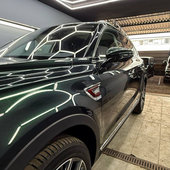 Оклейка Hongqi цветным антигравийным полиуретаном Sunmax 4 Goodwood Green Pearl Color PPF