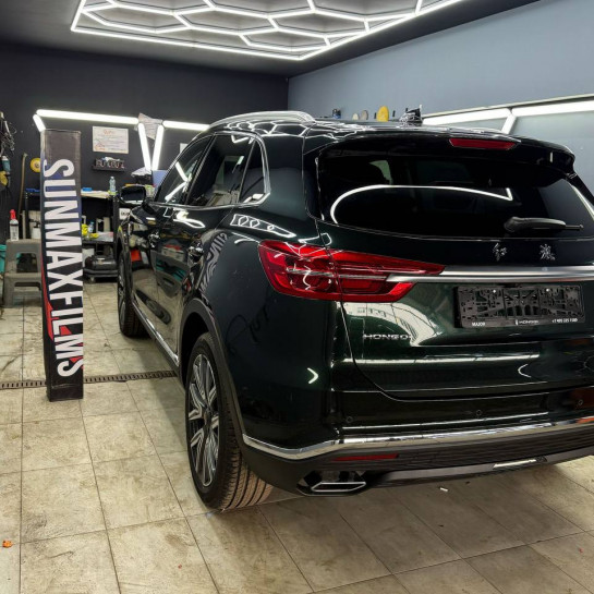 Оклейка Hongqi цветным антигравийным полиуретаном Sunmax 4 Goodwood Green Pearl Color PPF