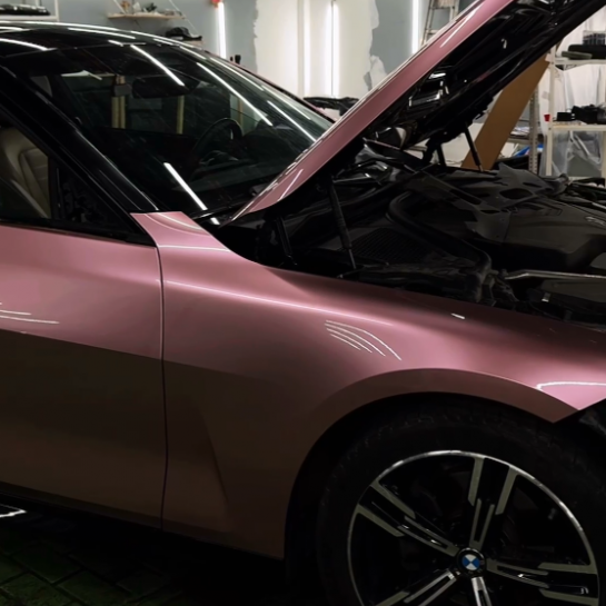 Оклейка BMW цветным антигравийным полиуретаном Sunmax 47 Bentley Pink PPF