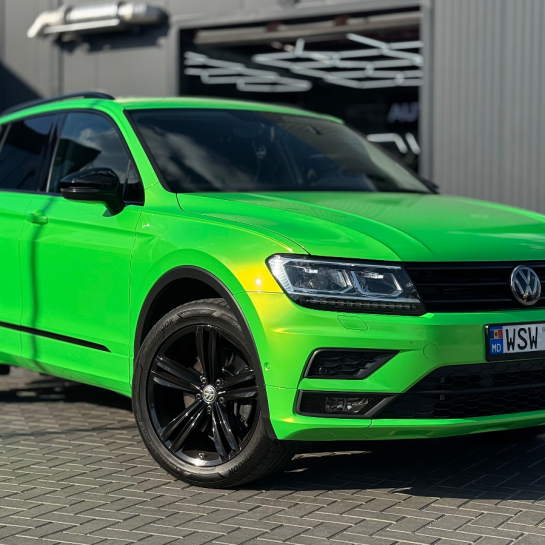 Оклейка Volkswagen антигравийным автовинилом Sunmax 350 Coral Apple Green