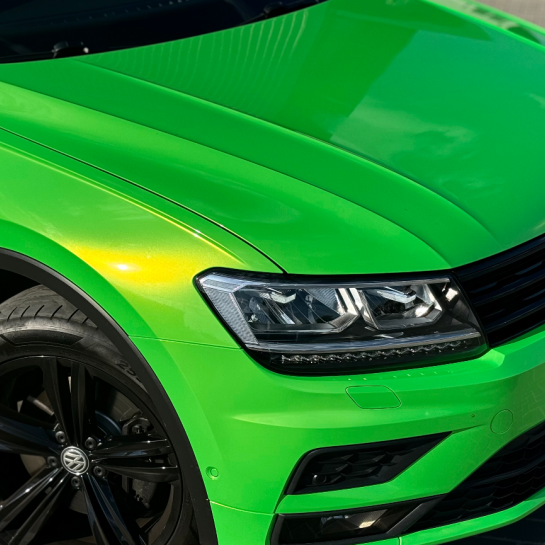 Оклейка Volkswagen антигравийным автовинилом Sunmax 350 Coral Apple Green