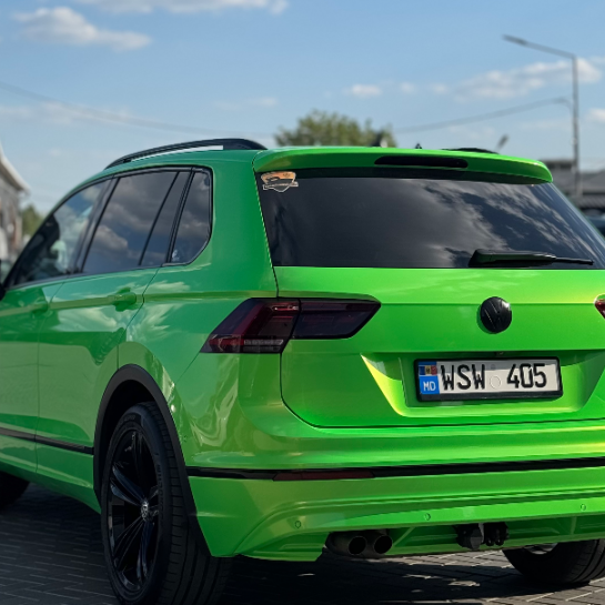 Оклейка Volkswagen антигравийным автовинилом Sunmax 350 Coral Apple Green