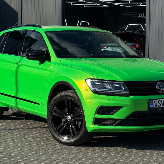 Оклейка Volkswagen антигравийным автовинилом Sunmax 350 Coral Apple Green