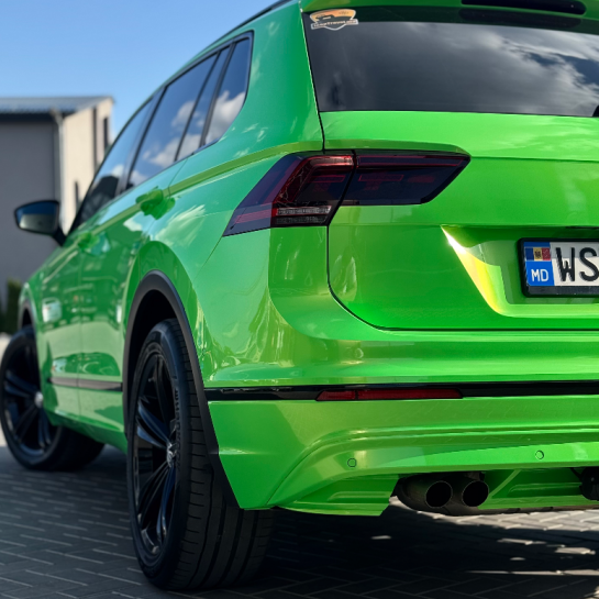 Оклейка Volkswagen антигравийным автовинилом Sunmax 350 Coral Apple Green