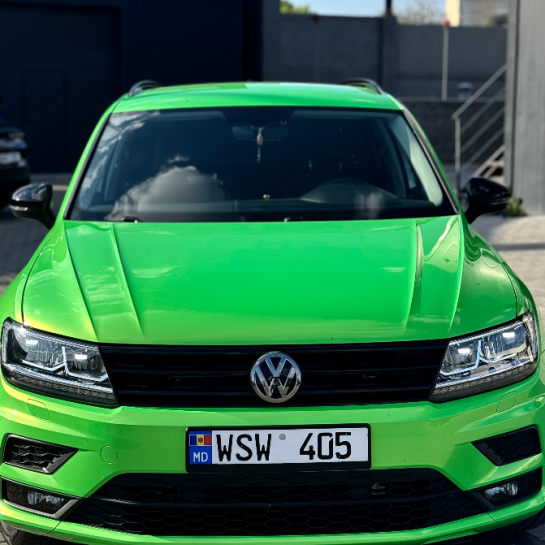 Оклейка Volkswagen антигравийным автовинилом Sunmax 350 Coral Apple Green