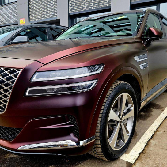 Оклейка Hyundai Genesis GV80 цветным антигравийным полиуретаном Sunmax 37 Matte Black Charm Red PPF