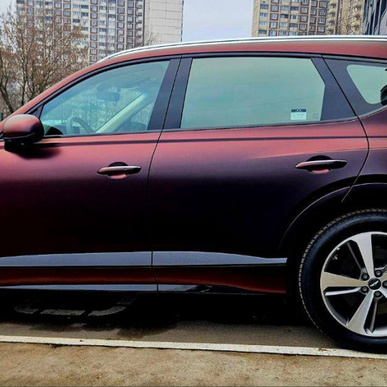 Оклейка Hyundai Genesis GV80 цветным антигравийным полиуретаном Sunmax 37 Matte Black Charm Red PPF