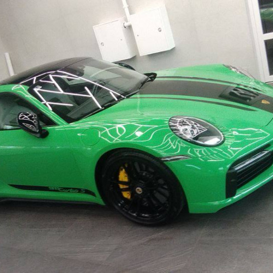 Оклейка Porsche цветным антигравийным полиуретаном Sunmax 41 Porshe Green PPF
